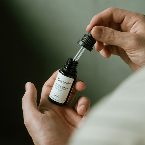 Breng 2-4 druppels Likami Hydration serum aan op een schoon gezicht vochtinbrengend-serum-van-likami-hydration