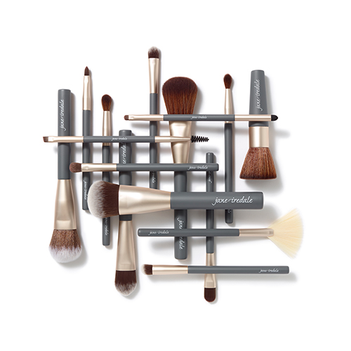 Jane Iredale kwasten compilatie op een witte achtergrond.