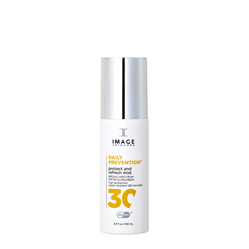 Witte sprayflacon van IMAGE Skincare Daily Prevention Protect and Refresh Mist SPF 30 met een zilveren dop.
