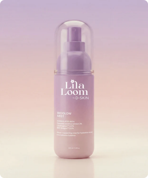Een sprayflacon van 100 ml Lila Loom 'Bioglow Mist' met een transparante dop. De mist is geformuleerd met Centella Asiatica en Lectroglaze voor hydratatie en een gezonde microbioombalans.