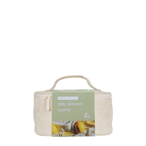 De verpakking van de Extenso dagelijkse huidverzorgingsroutine voor een heldere huid, bestaande uit een beige toilettas met een groen label met citroenafbeelding.