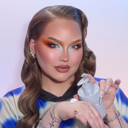 Nikkie toont de textuur van de Nimya bodylotion op de achterkant van haar hand