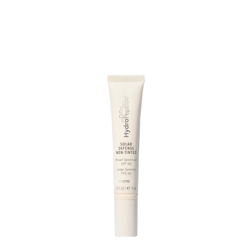 Een reisflesje van 15 ml HydroPeptide Solar Defense Non Tinted zonnebrandcrème met een SPF 50 beschermingsfactor tegen een witte achtergrond.