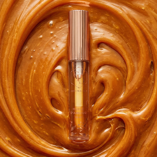 Caramel Lip Oil in caramel achtergrond