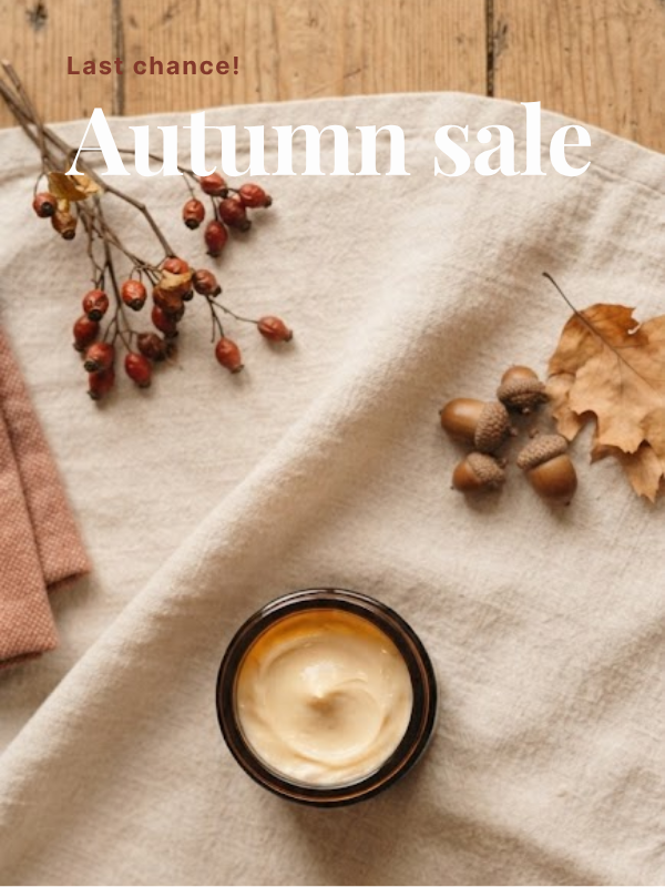 Bovenaanzicht van een geopende pot gezichtscrème op een linnen doek omringd door eikels en herfstbladeren met de tekst Last chance! Autumn sale.