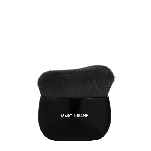 Een productafbeelding van de Marc Inbane Body Brush met een glanzend zwart handvat en volle zwarte borstelharen tegen een witte achtergrond