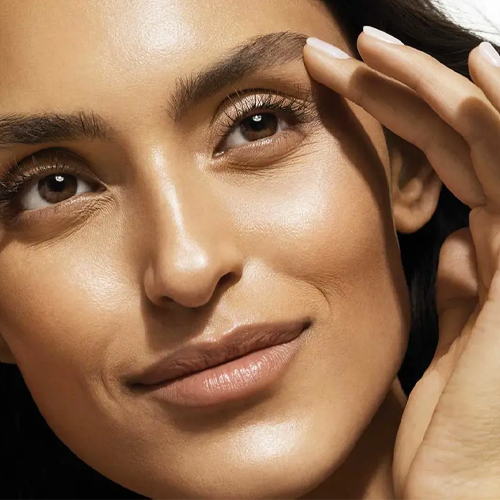 Model brengt de Murad Renewing Eye Cream aan onder de ogen voor een stralende huid