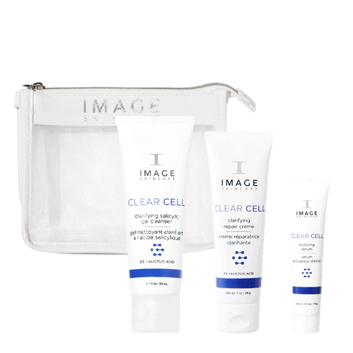 Een witte IMAGE Skincare travel kit met drie CLEAR CELL producten: de Clarifying Salicylic Gel Cleanser, de Clarifying Repair Créme en het Restoring Serum tegen een witte achtergrond.