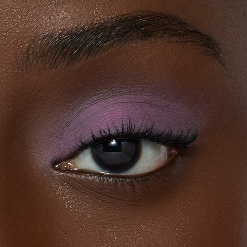 Close-up van een oog bij een model met een diepe huidskleur, opgemaakt met de matte Provence oogschaduw.