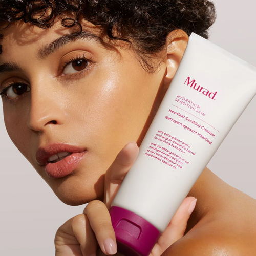 Model toont de milde Murad Heartleaf Soothing Cleanser voor de gevoelige huid