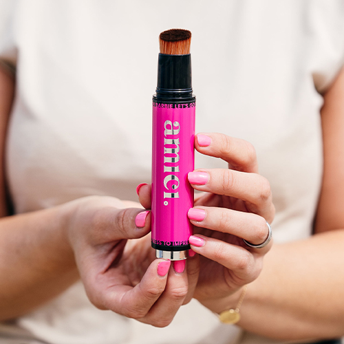 Refillable-Brush-Barbie Beauty-roze-nagels-handen