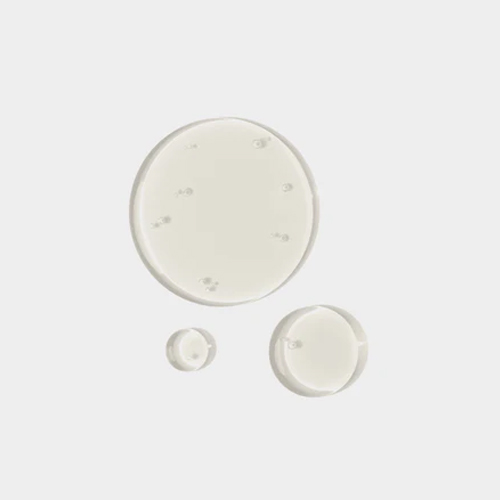 Textuur swatch van drie ronde, transparante druppels vloeibare gel met kleine luchtbelletjes op een egale grijswitte achtergrond