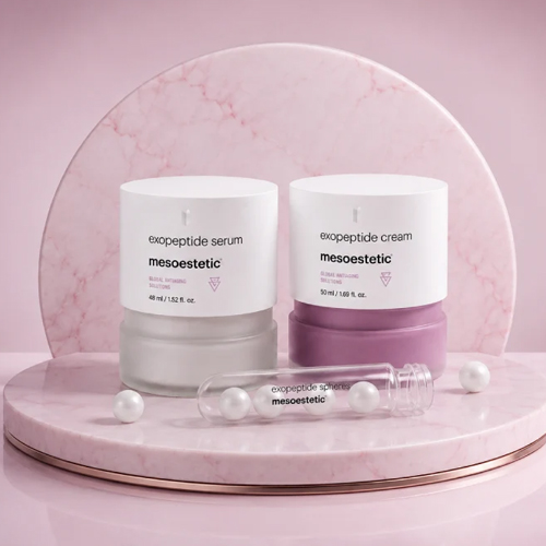 Roze podium met Mesoestetic exopeptide serum, crème en glazen buisje met parels