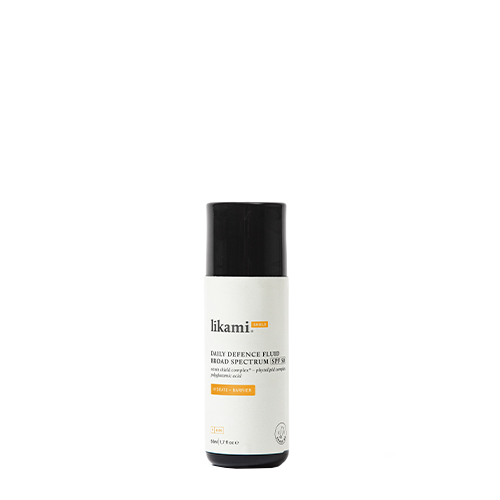 Een witte flacon van Likami Daily Defence Fluid SPF50 met de tekst 'Hydrate + Barrier' op een oranje label.