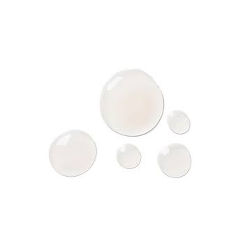 Druppels van de heldere formule van de HydroPeptide Triple Acid Peptide Peel die de vloeibare en lichte textuur van het huidverzorgingsproduct laten zien.