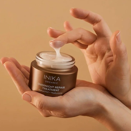 Word wakker met een stralende, jeugdige, gezonde huid met dit diep hydraterende nachtmasker. hydraterend-nachtmasker-van-inika-organic