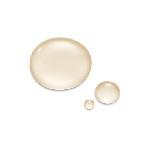 Close-up van drie druppels van de Diamond Glyco Extreme Peel, een lichtbeige serum-achtige textuur op een witte achtergrond.