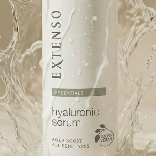 Sfeerbeeld van het Extenso Hyaluronic Serum (30ml) in een dynamische, verfrissende setting met waterdruppels en spetters op de verpakking en achtergrond.