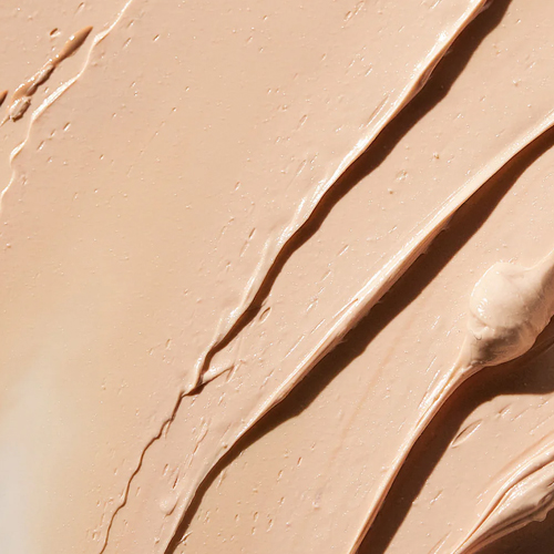 Close-up van de beige, romige textuur van de Sheer Matte Moisturizer met een satijnachtige glans.