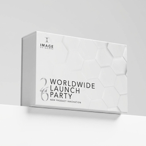 Perspectiefweergave van de witte IMAGE Skincare MD Launch Party doos met zilveren letters en reliëf op een witte ondergrond.