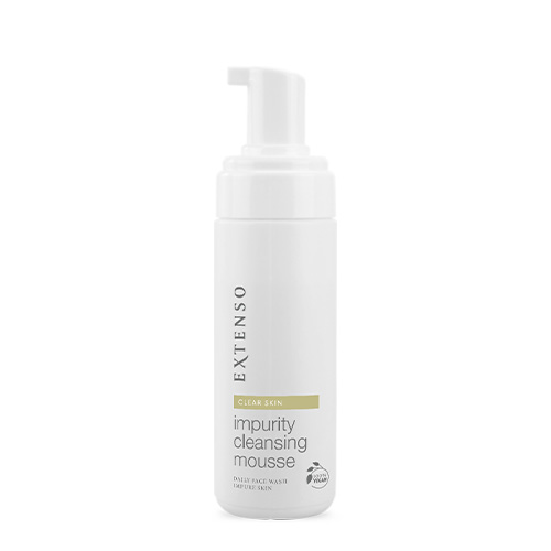 Witte flacon Extenso Impurity Cleansing Mousse met open pompdop tegen een witte achtergrond.