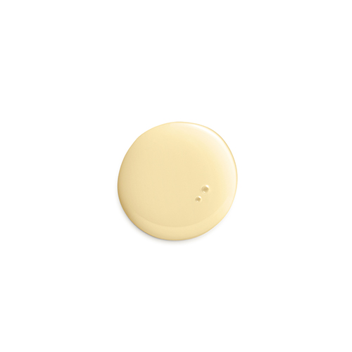 Een druppel van het lichtgele, vloeibare Natura Bisse Essential Shock Intense Retinol Night Renewal serum op een witte ondergrond.